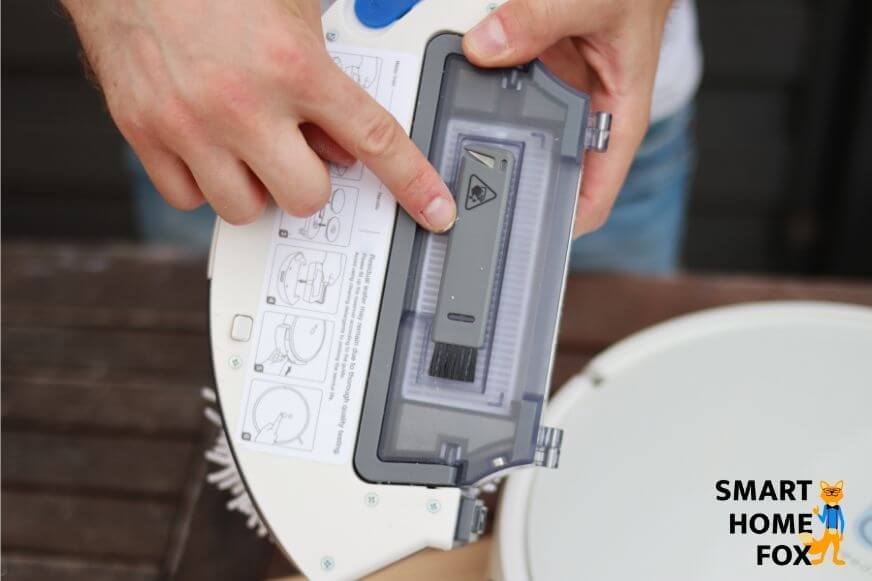 Специальный инструмент для очистки прикреплен к контейнеру для пыли